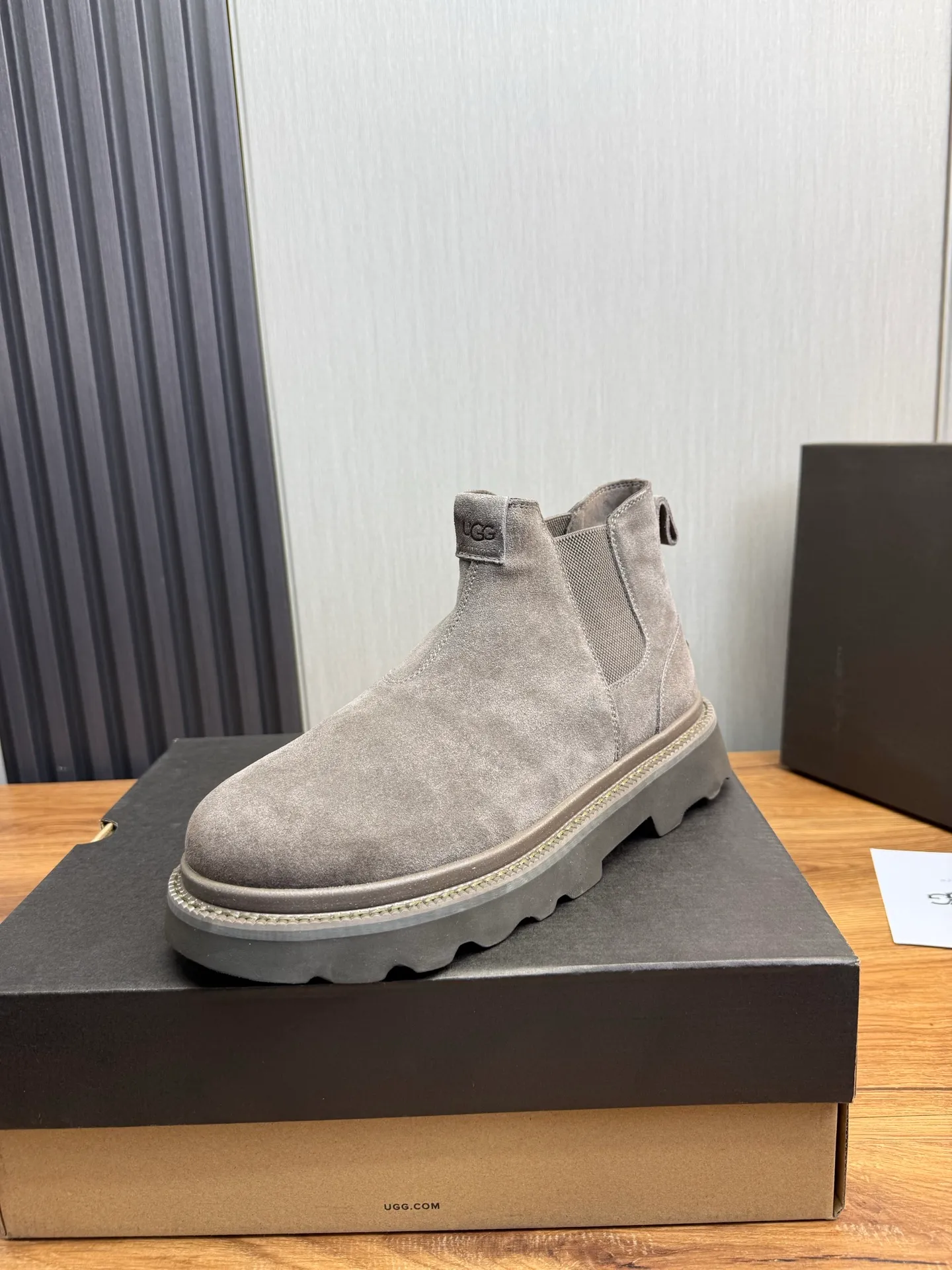 Men's shoes 💰600💰 New UGG fur integrated men's simple and fashionable snow boots. The most worth buying at the end of this year are warm casual shoes. Whether you are out and about at home, their comfortable and warm performance will be your most suitable fashion companion! The material is cowhide upper and imported wool is used inside. Warm and comfortable! The eva+ rubber patch outsole is cushioned, non-slip and wear-resistant, and has good elasticity. It is light and wear-resistant, comfortable and soft, and the new simple cut is more fashionable. It has both practicality and fashion sense, so you no longer have to worry about how to match it in winter, while still maintaining your fashionable taste. High-quality genuine wool. Look at the details for the material! Size: 39-40-41-42-43-44-44 sneaker size